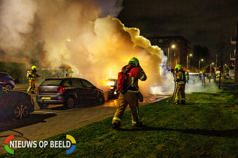 Twee auto’s uitgebrand in de Ellewoutsdijkstraat in Rotterdam