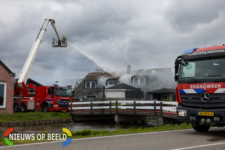 Twee Rotterdammers aangehouden bij felle brand Tegelcentrum Berkeltuin | Noordeindseweg Berkel en Rodenrijs (video)