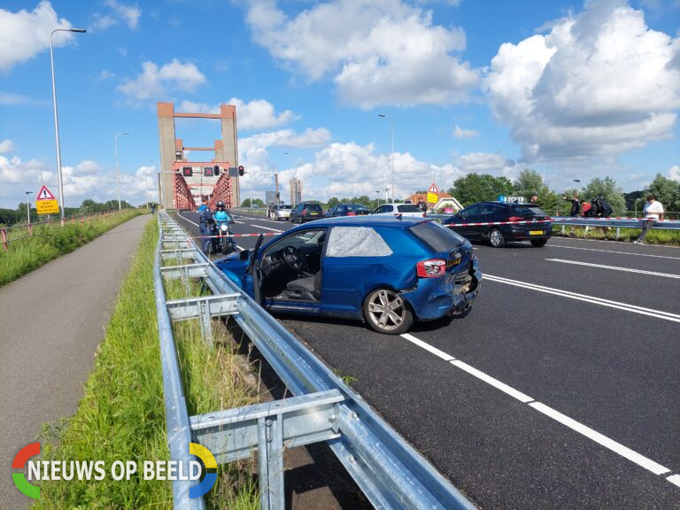 Veel schade en flinke file na ongeluk voor Spijkenisserbrug, één bestuurder aangehouden.