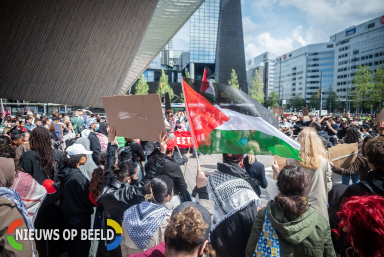Groep pro-Palestina demonstranten demonstreert bij centraal station Stationsplein Rotterdam