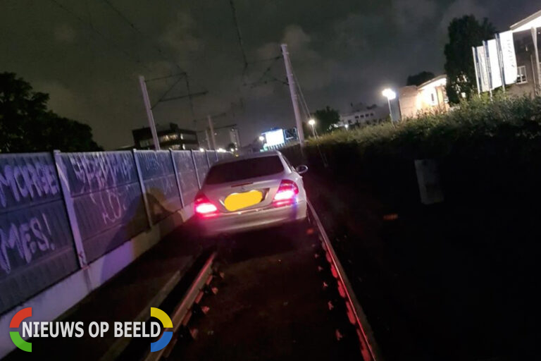 Auto rijdt metrospoor op, inzittenden slaan op de vlucht