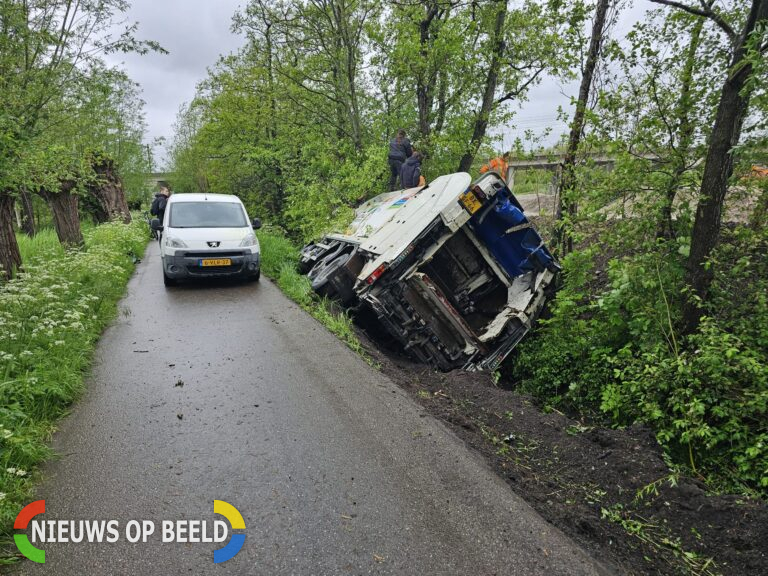 Vuilniswagen belandt in de berm op de Stoofkade in Gouda