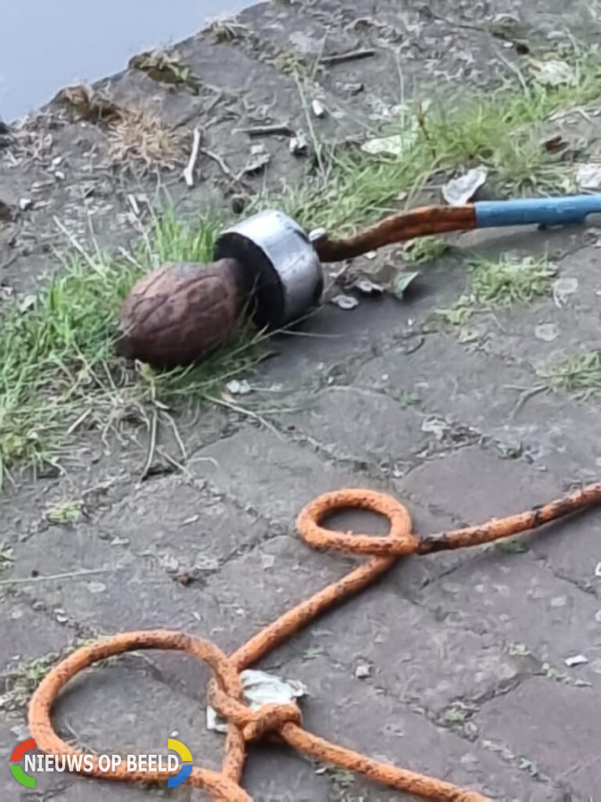 Magneetvisser vindt handgranaat uit WOII in de Rotte in Rotterdam