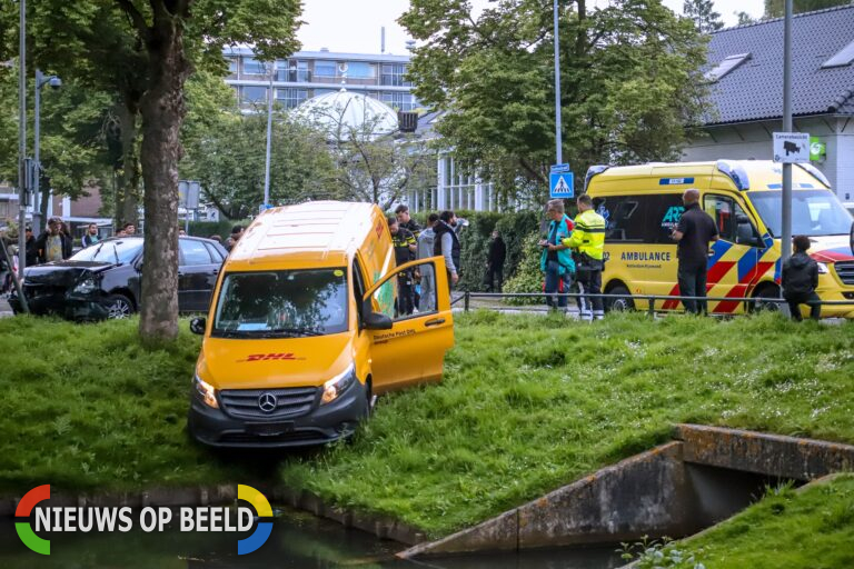 DHL bezorger botst tegen personenauto, één gewonde naar ziekenhuis Lepelaarsingel Rotterdam