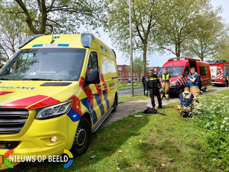 Brandweer haalt man uit het water Hekelingseweg Spijkenisse