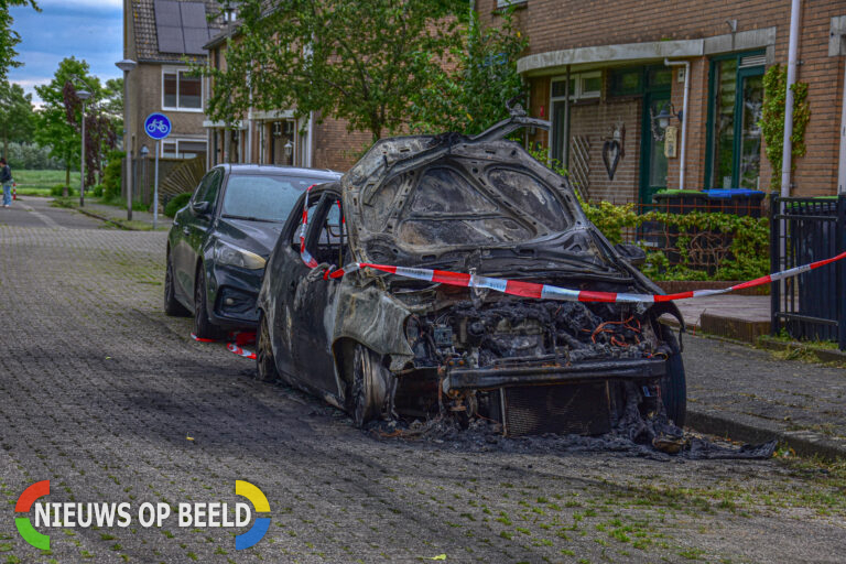 Geparkeerde auto uitgebrand aan Margaretha Plaisierstraat in Spijkenisse