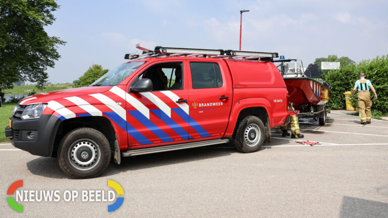 Hulpdiensten uitgerukt nadat persoon uit kano valt in de Oude Maas Oud-Beijerland