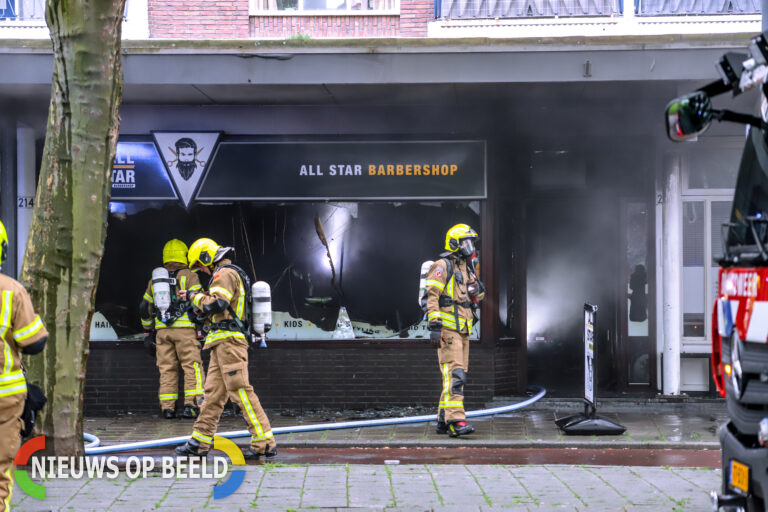 Kapperszaak compleet verwoest door grote brand Mijnsherenlaan Rotterdam