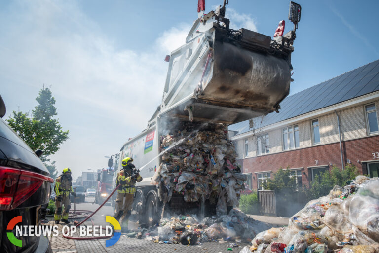 Vuilniswagen dumpt lading na brand in laadruimte Opkamer Gouda