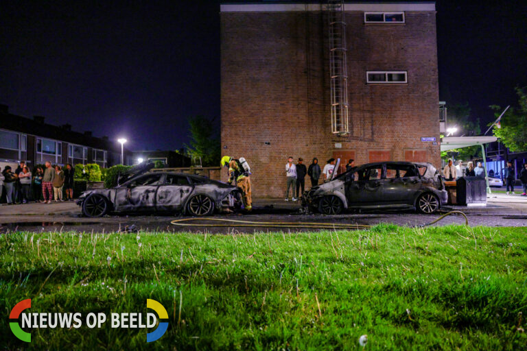 Twee auto’s verwoest door brand Meyenhage Rotterdam