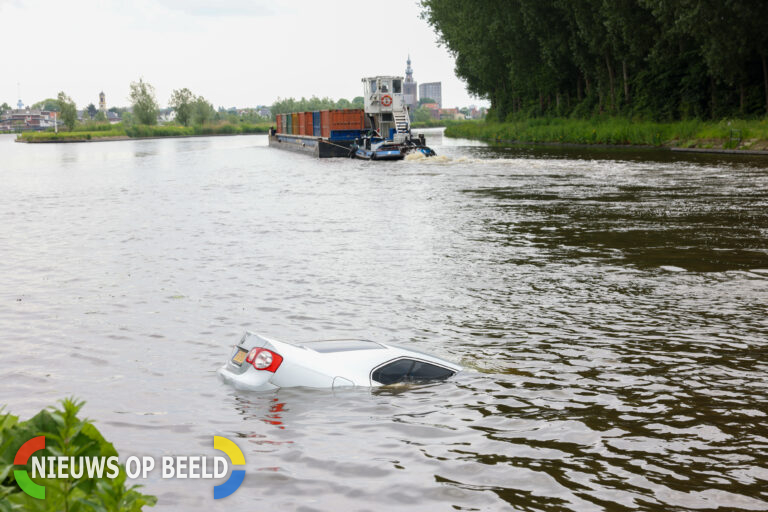 Auto plonst in het water Delftweg Rotterdam