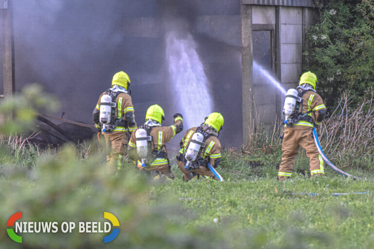 Uitslaande brand verwoest oude loods Oudeweg Rhoon (video)