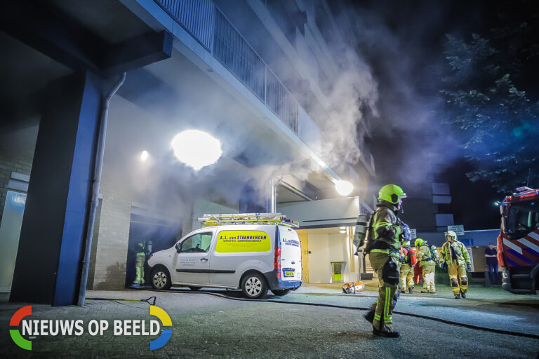 Grote brand door brandende containers met veel rook in Ouderencomplex Borghave aan de Wilgenlei in Rotterdam