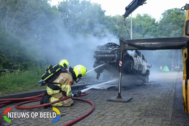 Brandweer tijd bezig met blussen van hybride accu na autobrand bij tankstation A12 Gouda