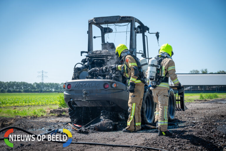 Shovel vliegt in brand tijdens werkzaamheden Kerkweg Vierpolders