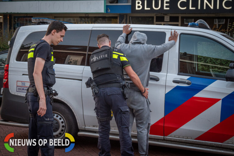 Politie met kogelwerende vesten en een aanhouding bij incident in relationele sfeer Lampionstraat Spijkenisse