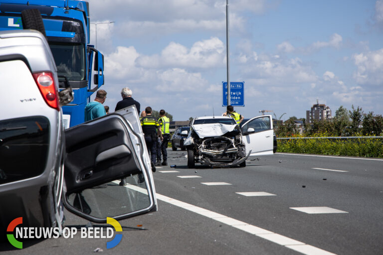 Verkeersongeval op de A44: Vrachtwagen en drie auto’s betrokken bij ongeval na uitwijken voor overstekende kuikens