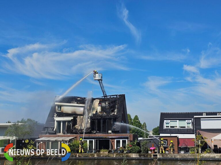 Twee woningen verwoest door brand Noordkade Waddinxveen