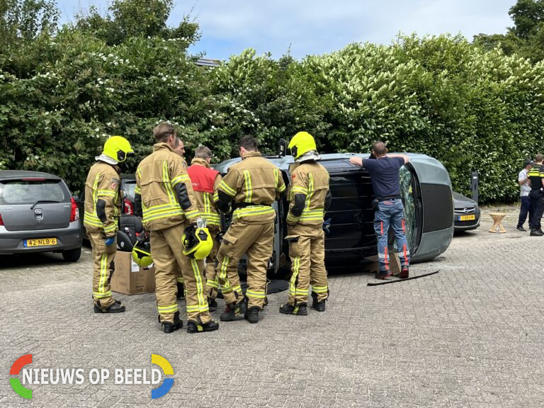 Auto op zijn kant na ongeluk Gemzenstraat Capelle aan den IJssel