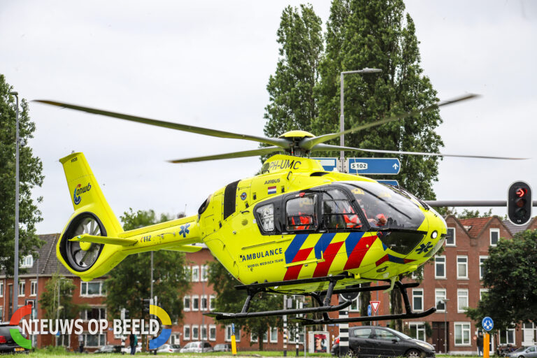 Levensreddende Actie: Traumahelikopter landt voor medische noodsituatie op de Pleinweg in Rotterdam en trekt veel bekijks