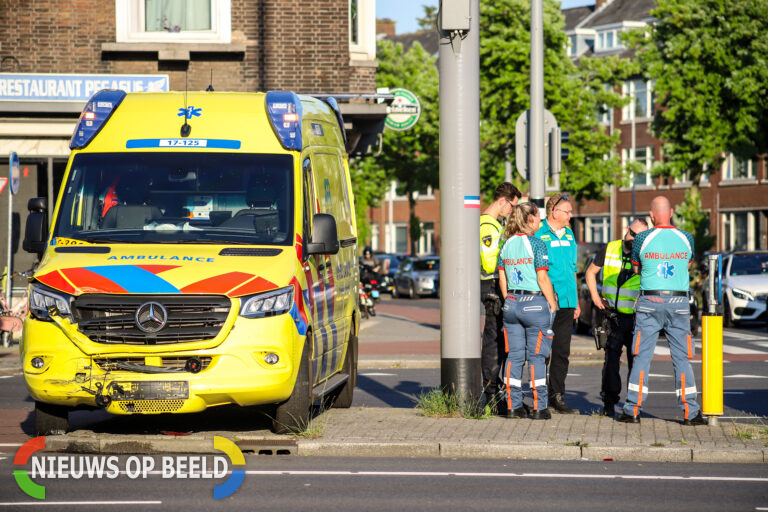 Ambulance betrokken bij aanrijding met auto Dorpsweg Rotterdam