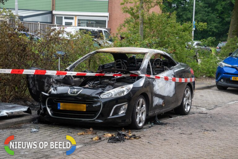 Auto volledig uitgebrand in woonwijk Kalmoesstraat Hoogvliet Rotterdam