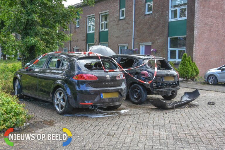 Voertuig uitgebrand na horen van harde knal, tweede auto zwaarbeschadigd Lavasdonk Spijkenisse