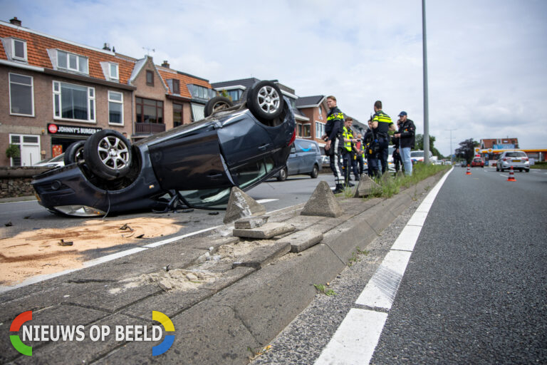 Auto over middenberm geduwd door vrachtwagen