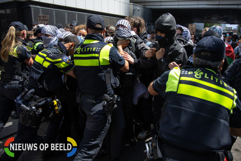 Politie raakt slaags met demonstranten, ministerie van OCW beklad