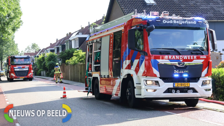 Brandweer rukt uit voor accu brand in een schuur aan de Zinkweg in Oud-Beijerland