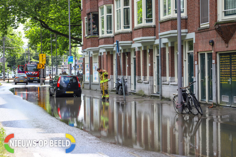 Grote waterlekkage zet straten blank Mathernesserdijk Rotterdam