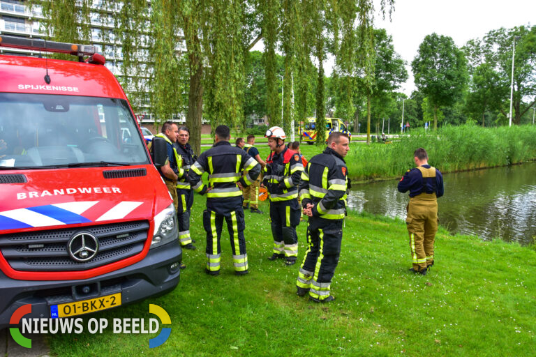 Hulpdiensten rukken uit voor een kinderfiets langs het water Winston Churchilllaan Spijkenisse