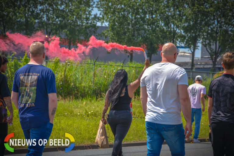 Motorrijder gaat onderuit tijdens herdenking van omgekomen motorrijder Professor Gerbrandyweg Botlek Rotterdam