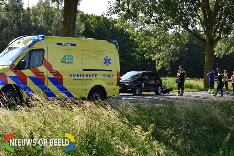 Motorrijder gewond naar het ziekenhuis na botsing met auto Nieuweweg Hellevoetsluis