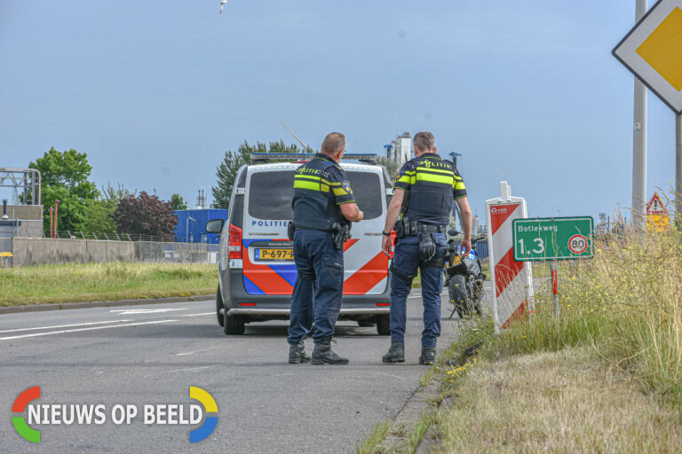 Motorrijder klapt op achterkant van rijdende auto Botlekweg Rotterdam