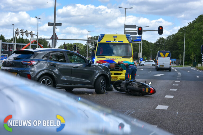 Scooterrijder en auto komen in botsing met elkaar, scooterrijder lichtgewond Boyleweg Spijkenisse