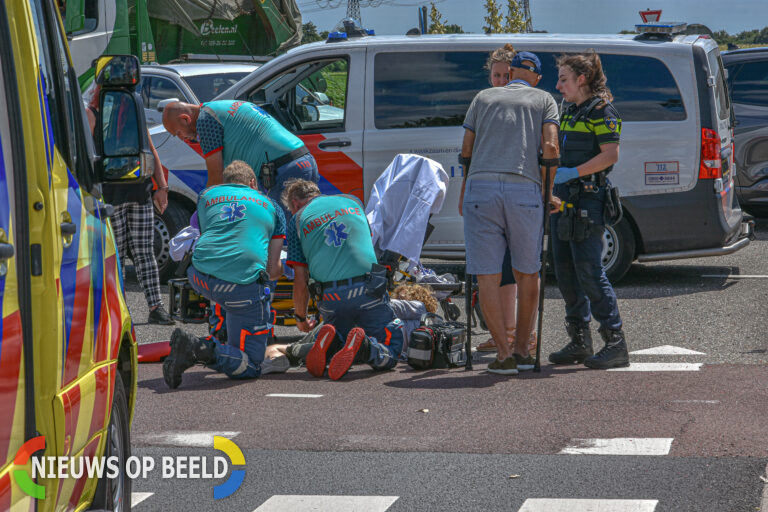 Vrouw op fiets aangereden door auto bij rotonde Hekelingsweg Hekelingen