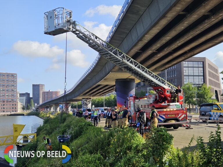 Duikers ingezet na zien van bubbels in het water Maashaven Rotterdam