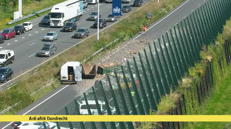 Snelweg A16 richting Rotterdam dicht bij Dordrecht door afgevallen containers: GRIP 1