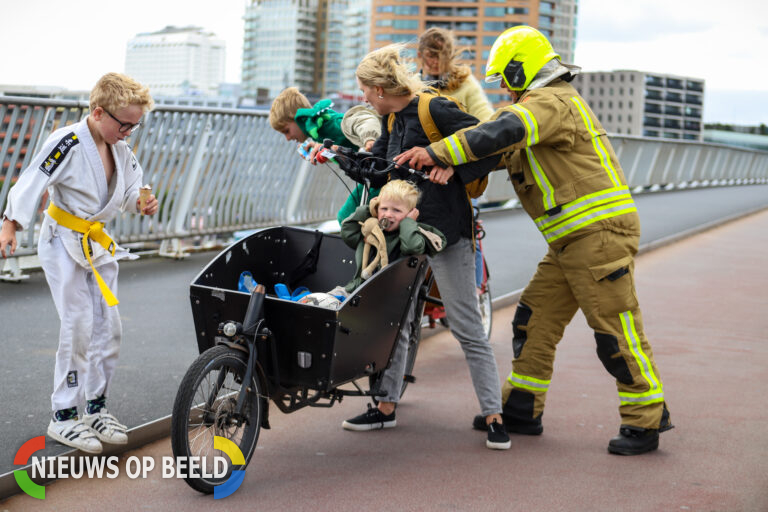 Hard wind zorgt voor problemen op de Erasmusbrug in Rotterdam