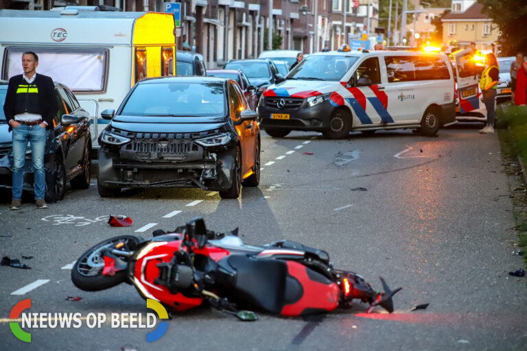 Motorrijder zwaargewond na aanrijding met parkerende auto Randweg Rotterdam