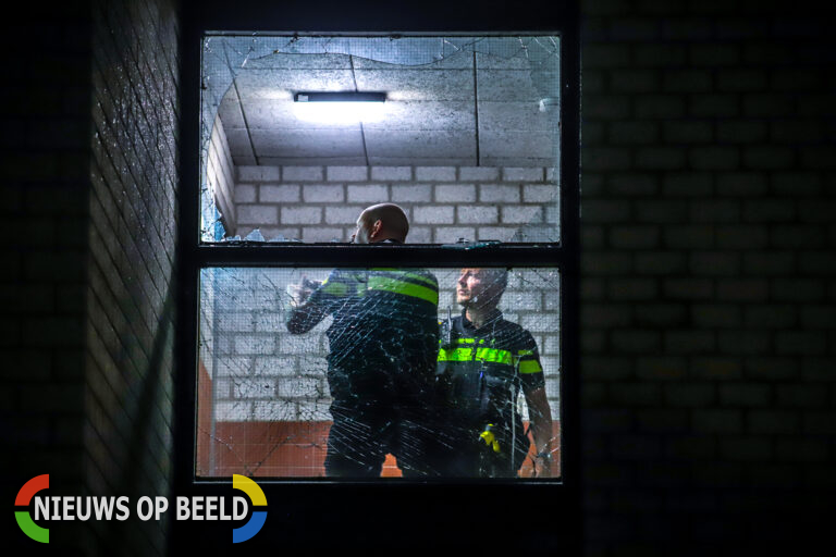 Veel schade na explosie door zwaar vuurwerk Pelgrimstraat Rotterdam