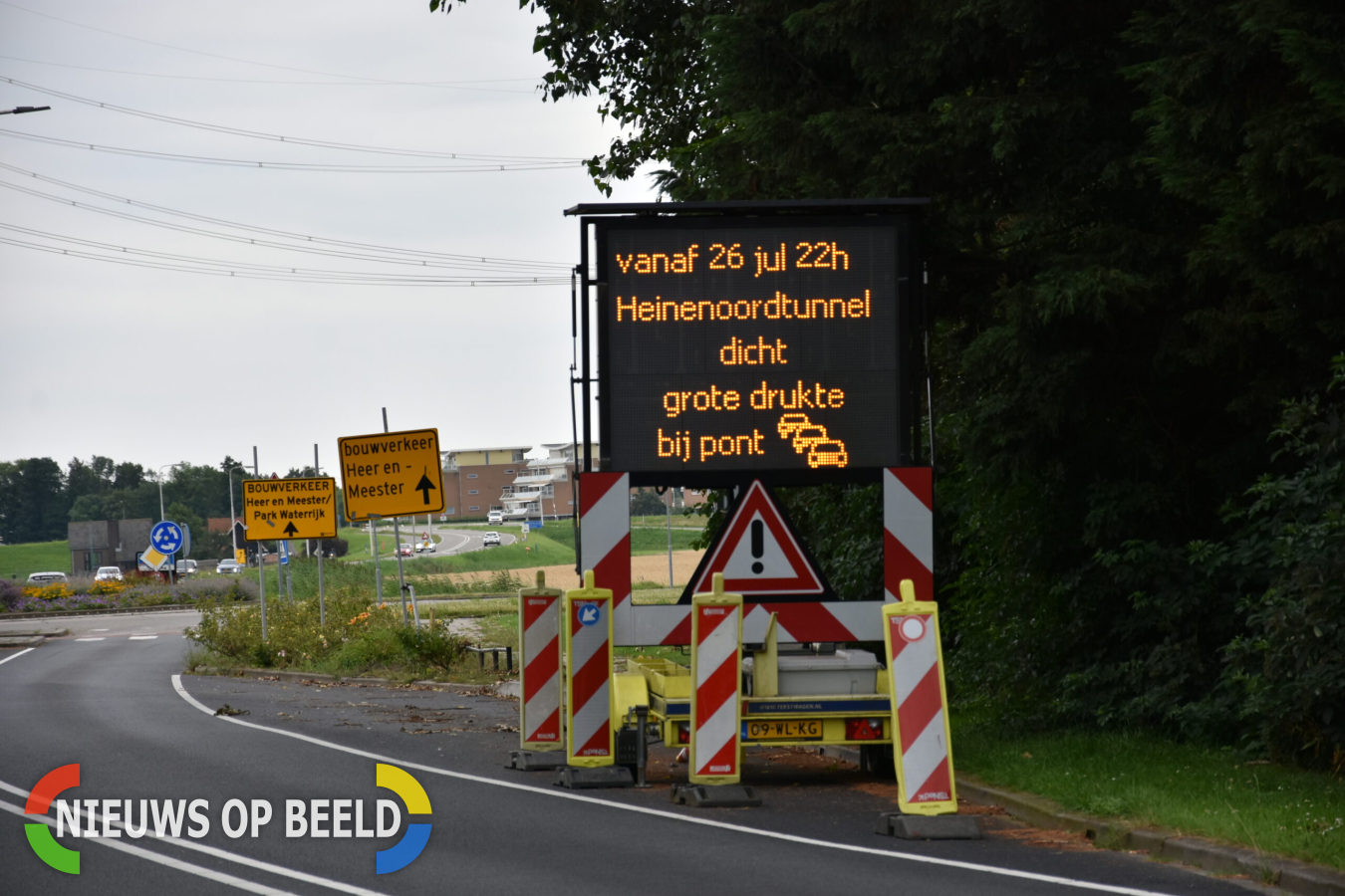Digitale matrixborden voor waarschuwing afsluiten van de Heinenoordtunnel zijn geactiveerd.