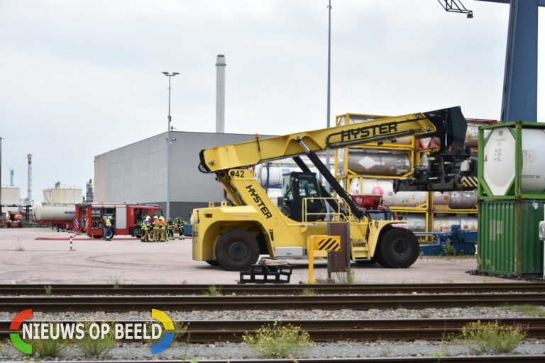 Enorme rookontwikkeling door brand in reachstacker Butaanweg Rotterdam