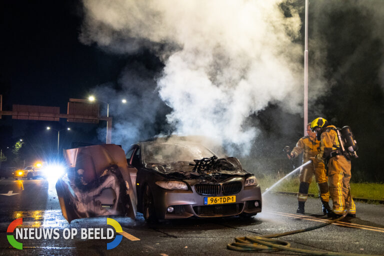 BMW vliegt al rijdend in brand: “Dashboard leek knipperende discolamp”