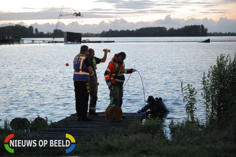 Duikers brandweer maken zoekslagen na aangetroffen placenta’s (nageboorte) in Zevenhuizerplas Rotterdam-Nesselande