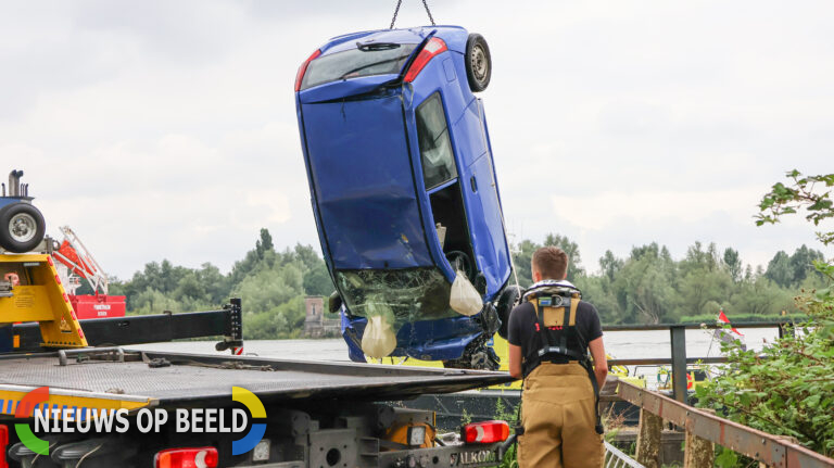 Auto belandt in water Oude Maas in Heinenoord