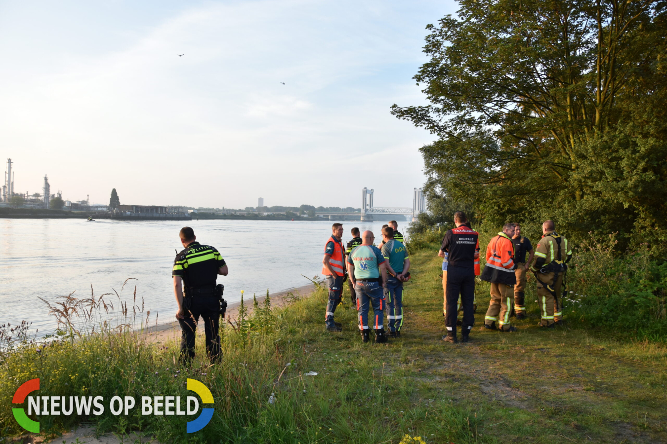 Hulpdiensten rukken groots uit voor een persoon te water Botlekbrug Oude Maaspad Botlek Rotterdam