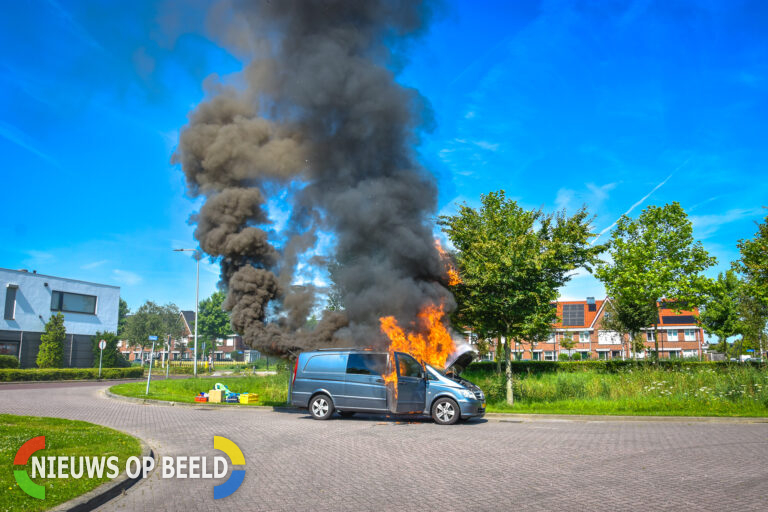 Bestelbus brand volledig uit, duizenden euro’s aan gereedschap verloren Theemsweg Spijkenisse