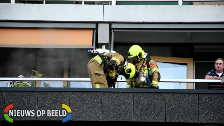 Brandweer rukt groots uit voor rokende wegwerp BBQ op balkon De Klencke Hoogvliet